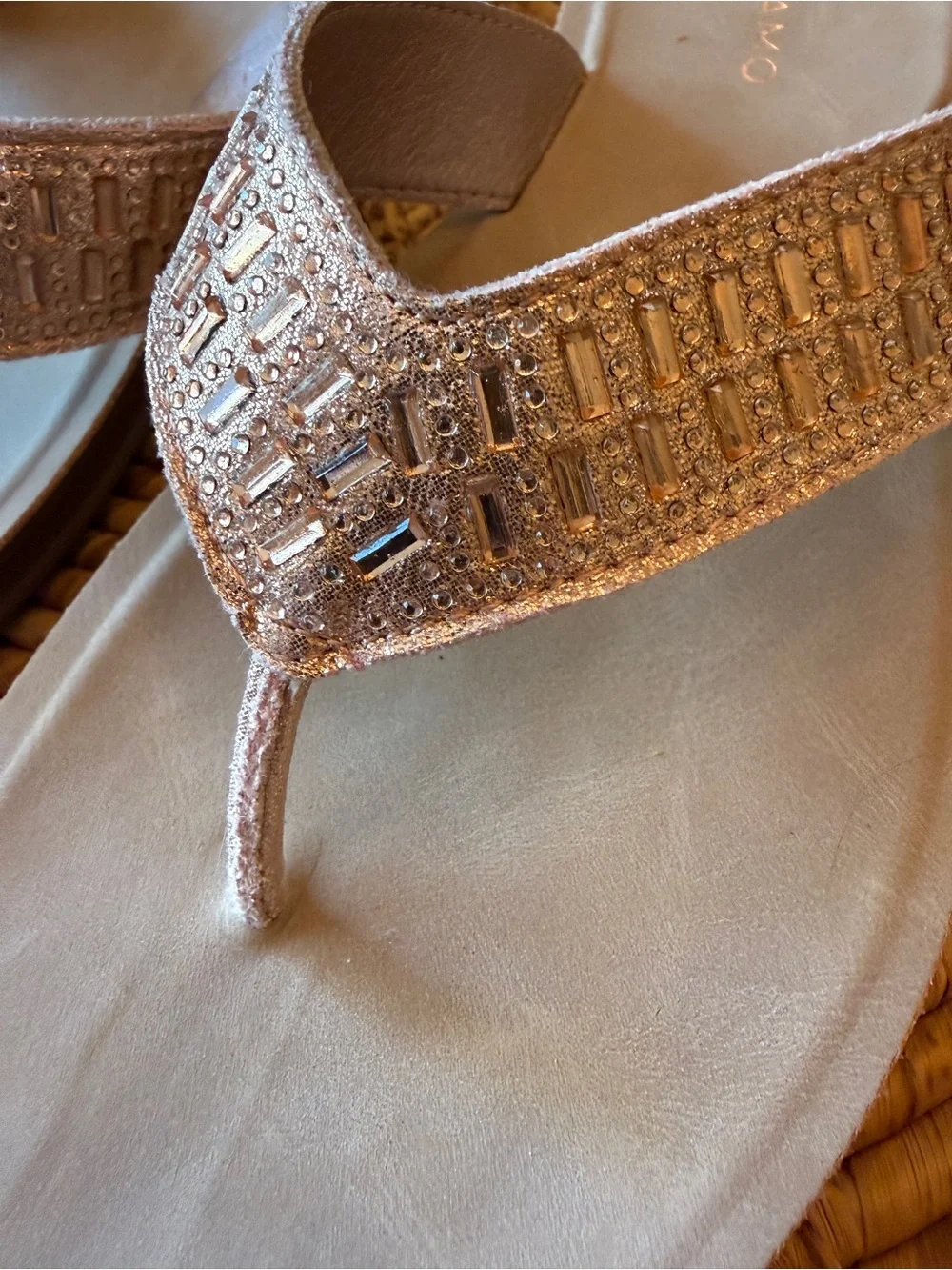 New Andiamo Womens Metallic Rose Gold Flip Flop Sandals